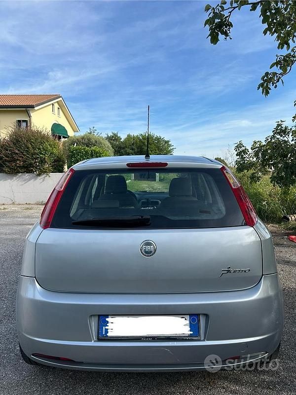 Usata Fiat Grande Punto Dynamic 77 CV (56 kW) 2005 Utilitaria