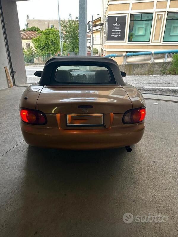 Usata Mazda MX5 110 CV (80 kW) 1998 Arancione Cabrio