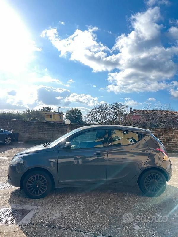 Usata Lancia Ypsilon 69 CV (50 kW) 2014 Grigio Utilitaria