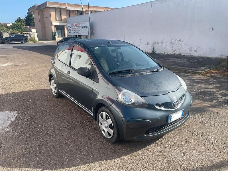 Usata Toyota Aygo 67 CV (49 kW) 2008 Grigio Utilitaria