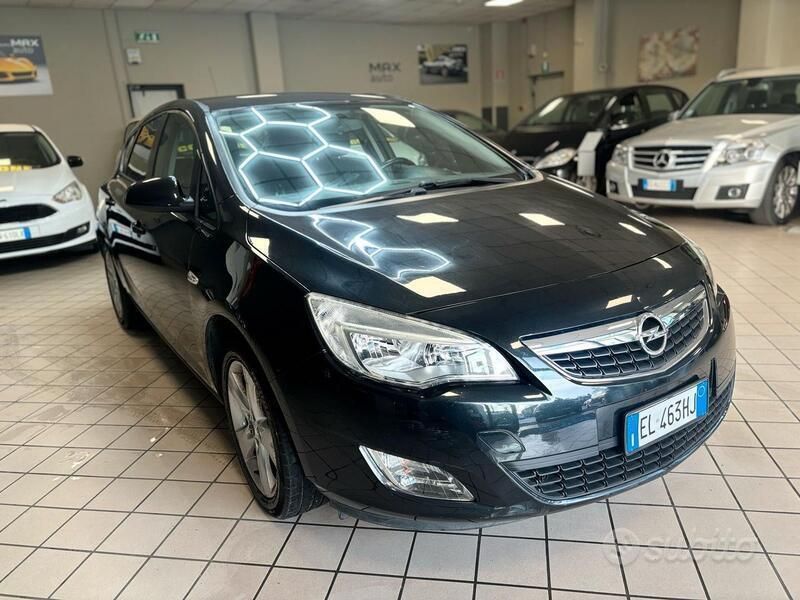 Usata Opel Astra Cosmo 100 CV (73 kW) 2013 Nero Berlina
