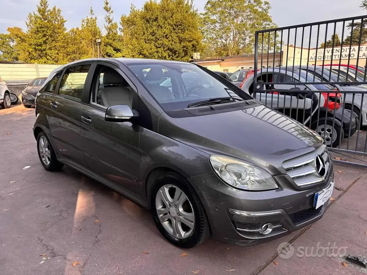 Usata Mercedes B180 Premium 109 CV (80 kW) 2010 Grigio Monovolume