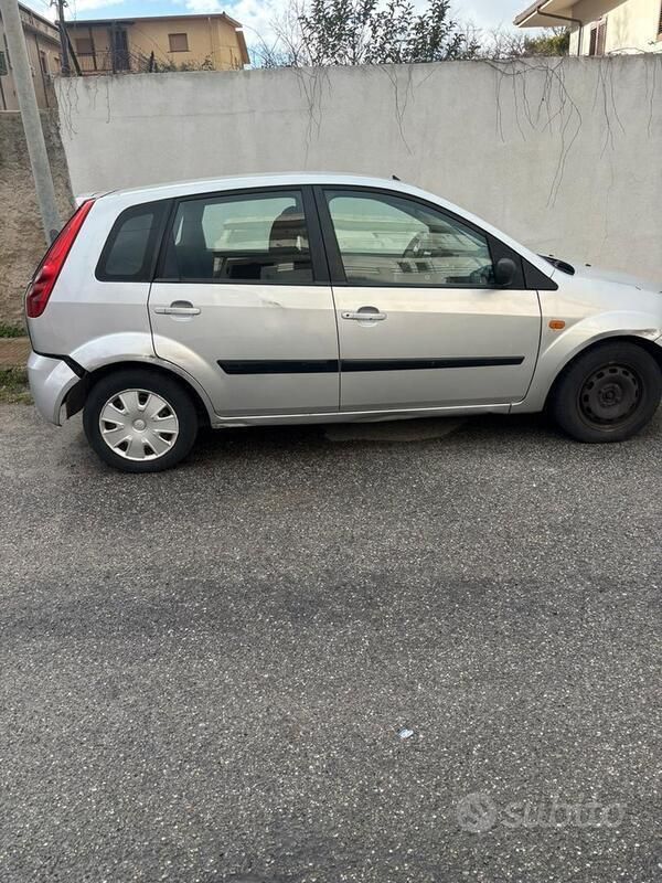 Usata Ford Fiesta 90 CV (66 kW) 2004 Grigio Utilitaria