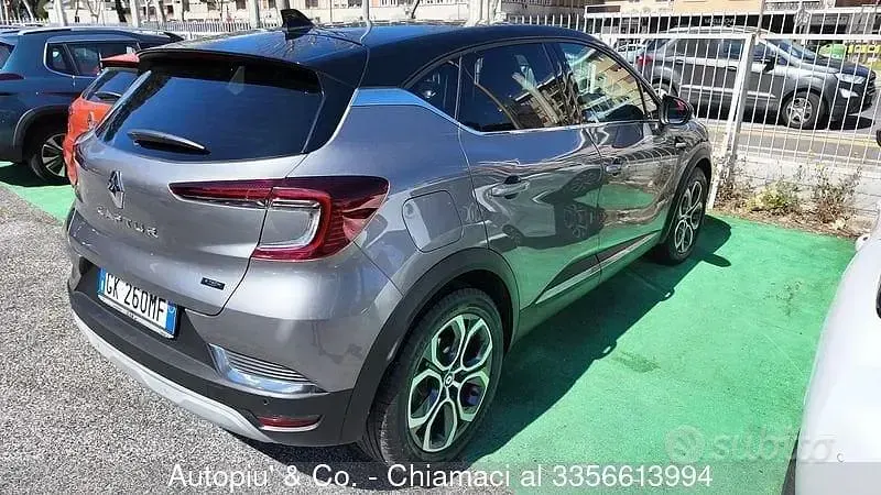 Usata Renault Captur Techno 145 CV (106 kW) 2023 Grigio SUV