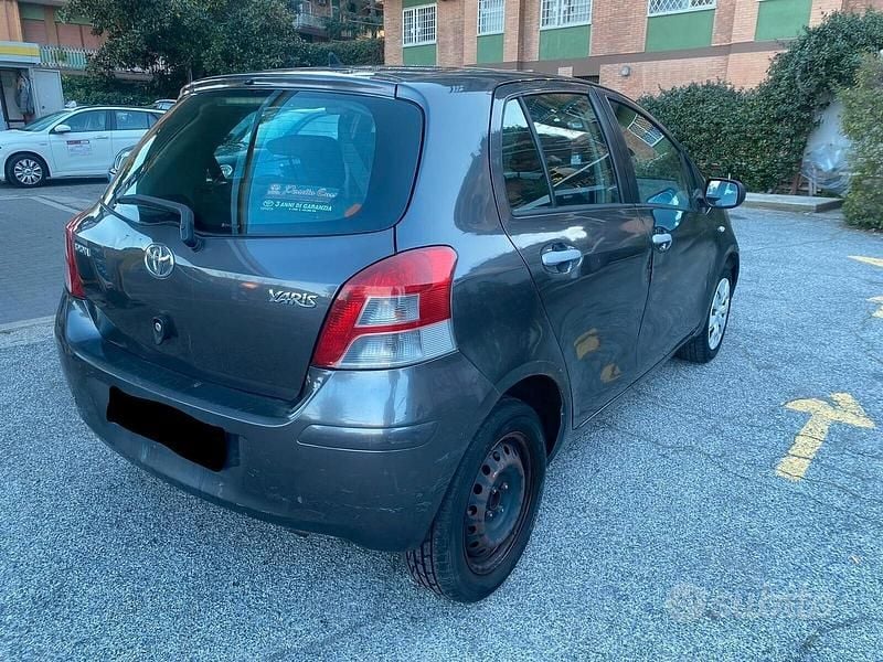 Second-hand Toyota Yaris Sol 90 CP (66 kW) 2011 Negru Hatchback