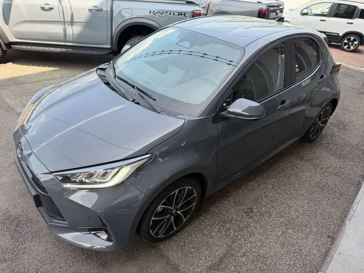 Nuova Toyota Yaris Hybrid 116 CV (85 kW) 2026 Gray storm Berlina