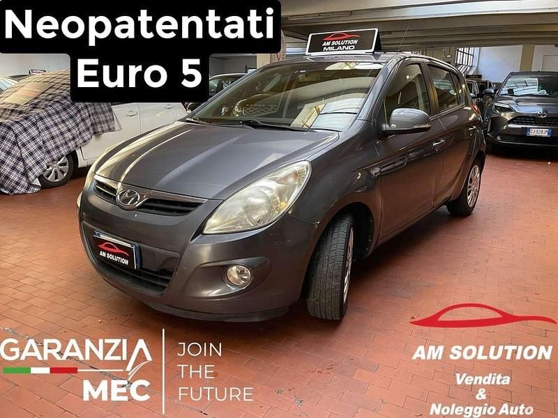 Grigio Usata 2011 Hyundai i20 Tre volumi | 4450 € (Buon prezzo) - Immagine 1/4