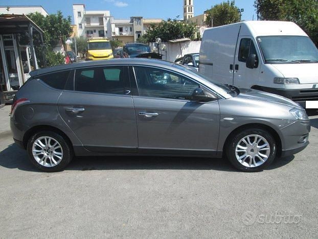 Usata Lancia Delta 120 CV (88 kW) 2011 Marrone Utilitaria