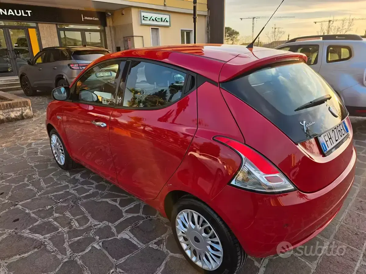 Usata Lancia Ypsilon Silver 69 CV (50 kW) 2017 Rosso Utilitaria