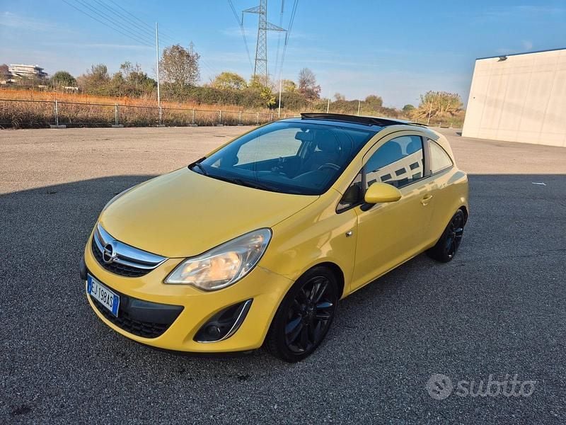 Giallo Usata 2011 Opel Corsa Tre volumi | 1750 € (Super prezzo) - Immagine 1/4