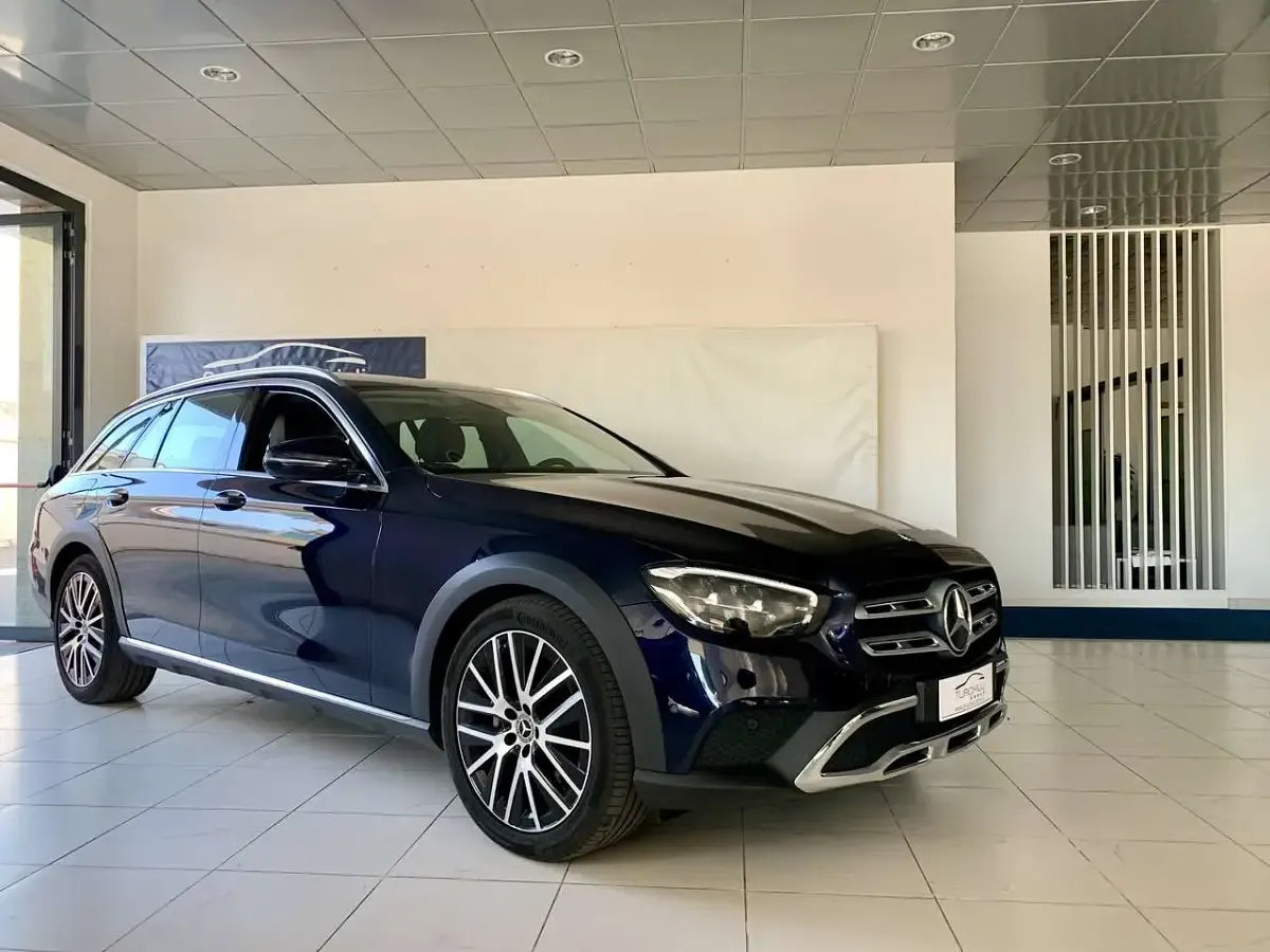 Usata Mercedes E220 194 CV (142 kW) 2022 Cavansite metallizzato Station wagon