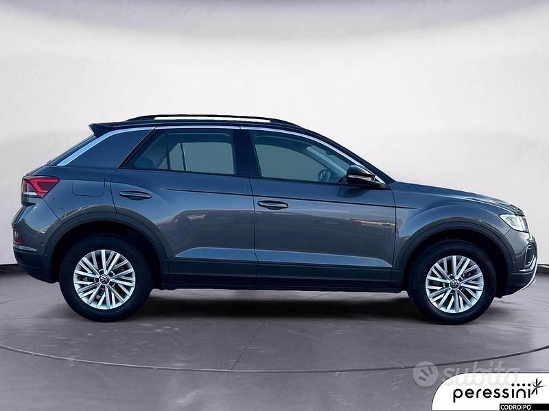 Usata VW T-Roc Life 116 CV (85 kW) 2023 Grigio SUV