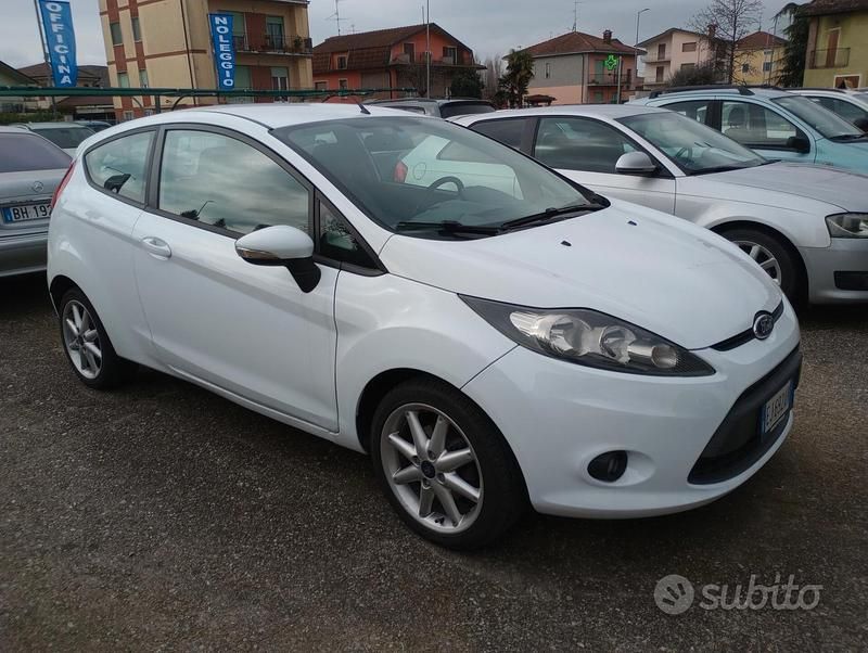 Usata Ford Fiesta 70 CV (51 kW) 2011 Bianco Utilitaria