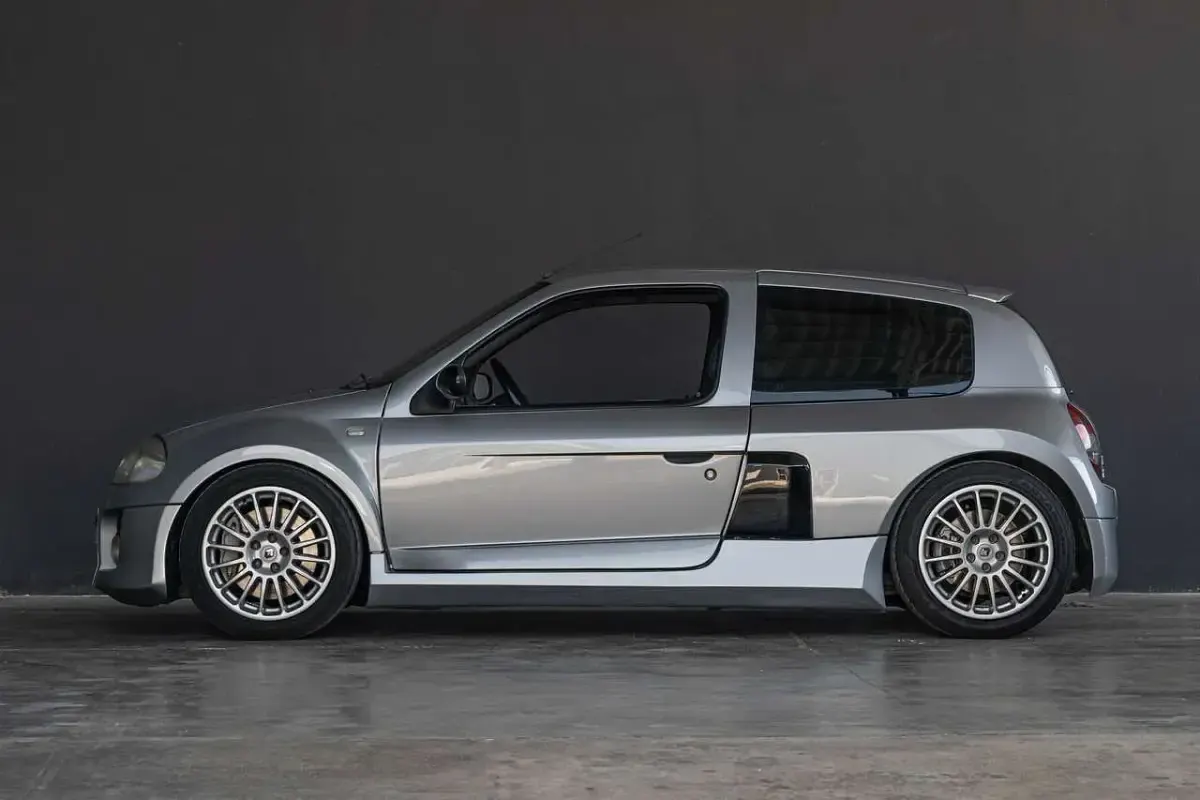 Usata Renault Clio 226 CV (166 kW) 2002 Argento Berlina