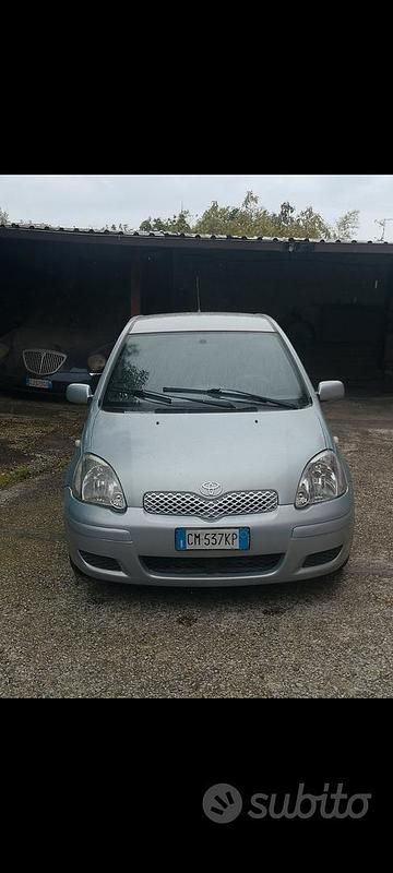 Usata Toyota Yaris 75 CV (55 kW) 2003 Grigio Berlina