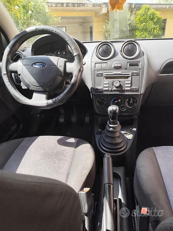 Usata Ford Fiesta 90 CV (66 kW) 2006 Rosso Utilitaria