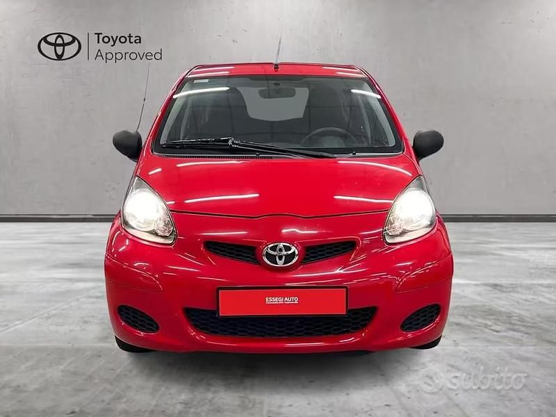 Usata Toyota Aygo Sol 68 CV (50 kW) 2010 Rosso Utilitaria