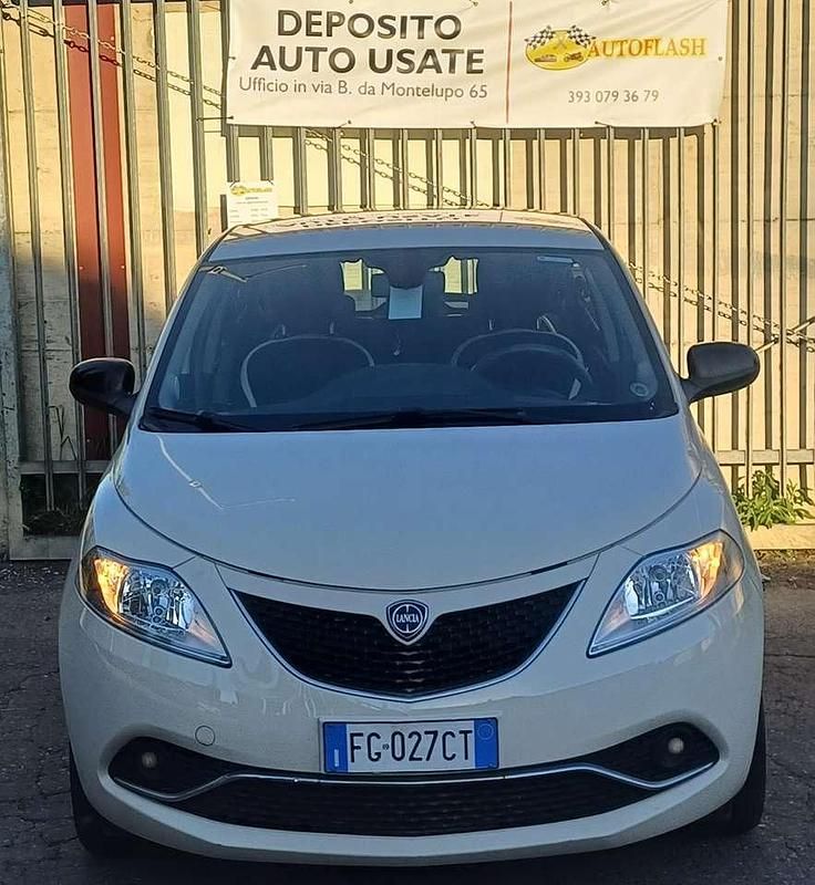 Usata Lancia Ypsilon Platinum 69 CV (50 kW) 2016 Bianco Utilitaria