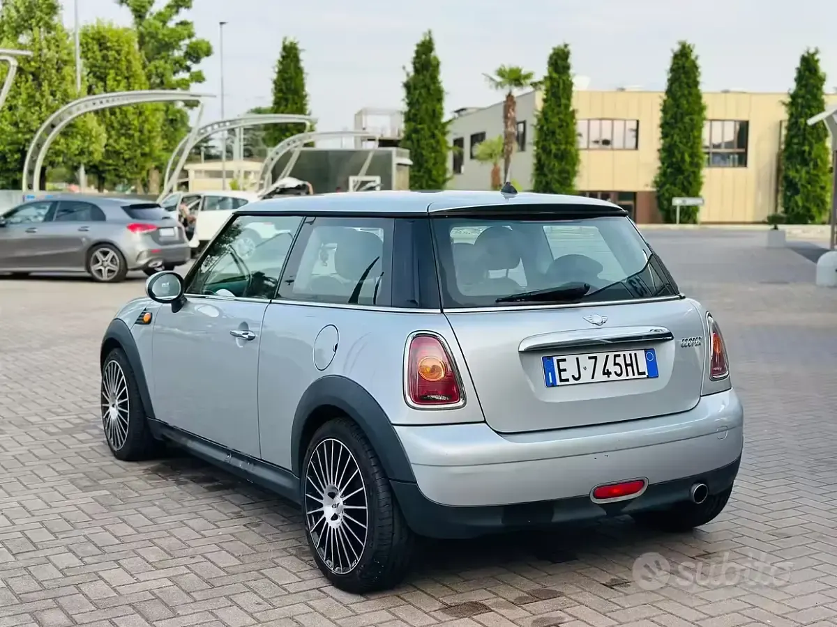 Usata Mini Cooper 122 CV (89 kW) 2011 Grigio Utilitaria