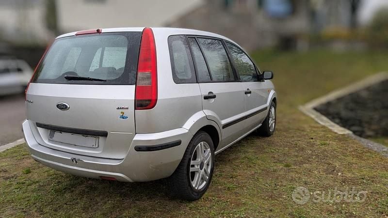Usata Ford Fusion 68 CV (50 kW) 2002 Grigio Utilitaria