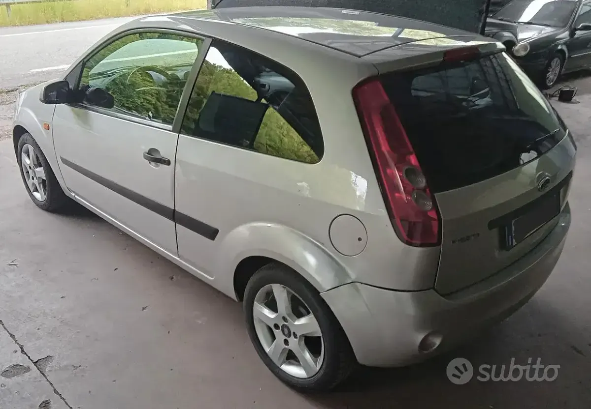 Usata Ford Fiesta 75 CV (55 kW) 2006 Grigio Utilitaria