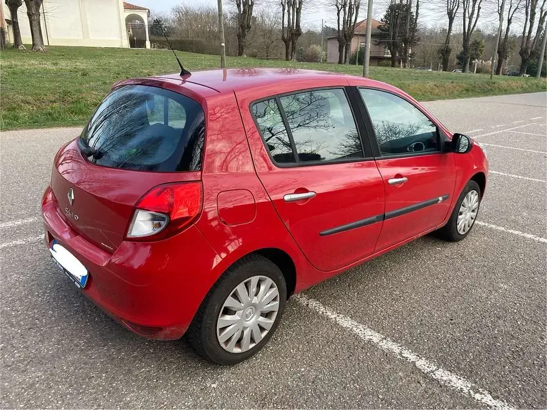 Usata Renault Clio II Privilege 75 CV (55 kW) 2010 Rosso Berlina