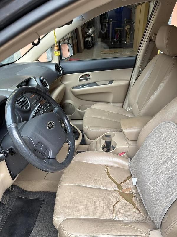 Usata Kia Carens 140 CV (102 kW) 2007 Grigio Monovolume