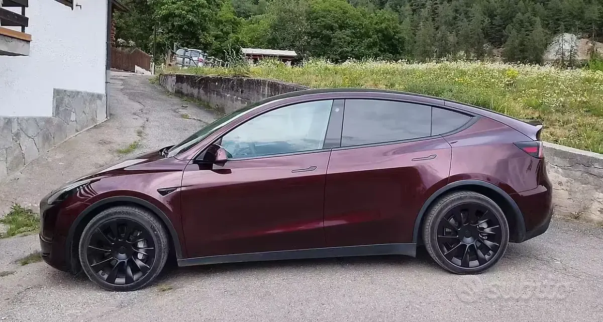 Usata Tesla Model Y 178 kW (243 CV) 2024 Rosso SUV