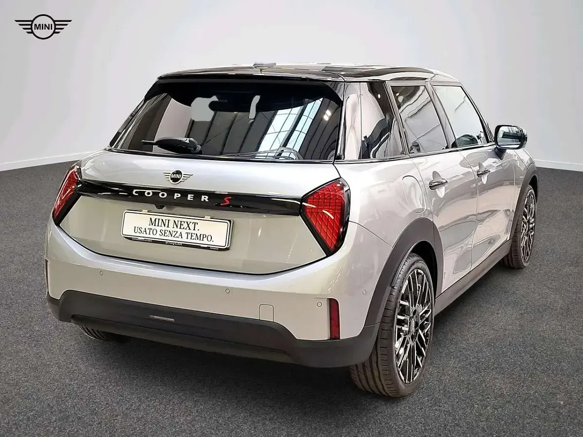 Nuova Mini Cooper Favoured 150 kW (204 CV) 2025 Grigio Utilitaria