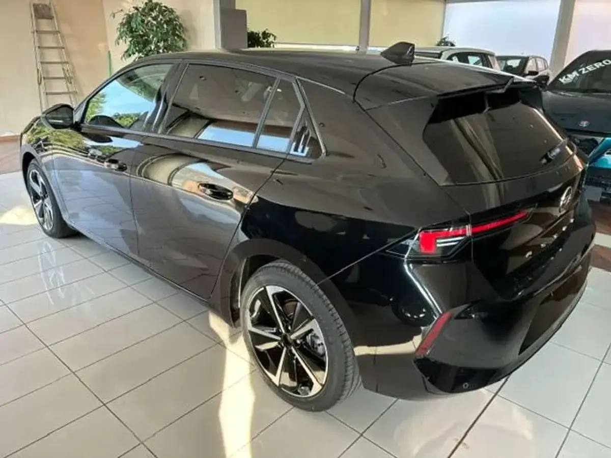 Usata Opel Astra Business Elegance 131 CV (96 kW) 2024 Nero Utilitaria