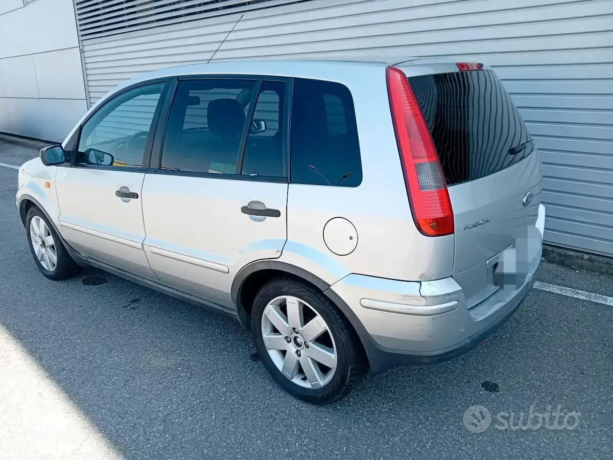 Usata Ford Fusion 80 CV (58 kW) 2005 Grigio Utilitaria