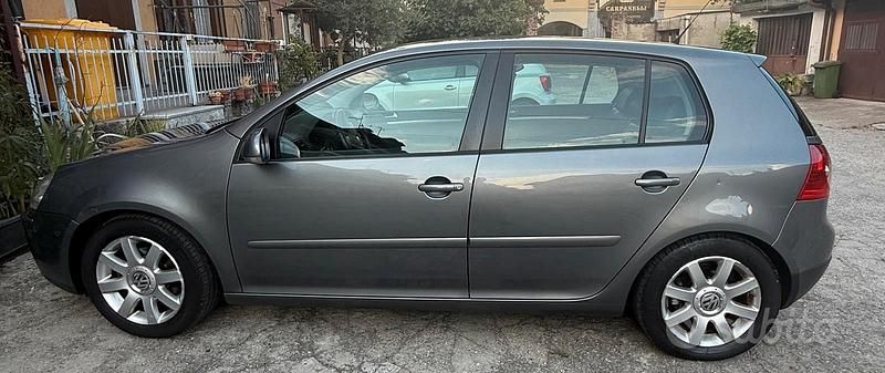 Usado VW Golf IV 100 CV (73 kW) 2005 Gris Utilitario