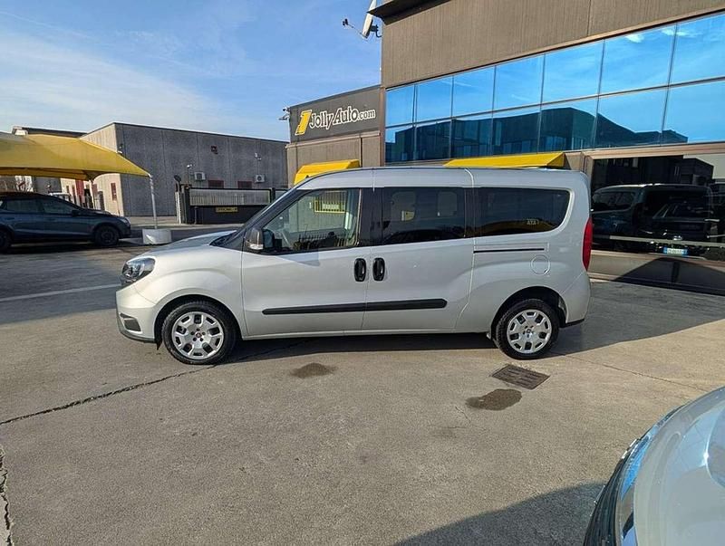 Usata Fiat Doblò Lounge 105 CV (77 kW) 2022 Argento Monovolume