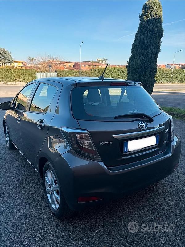 Usata Toyota Yaris 2012 Grigio Utilitaria