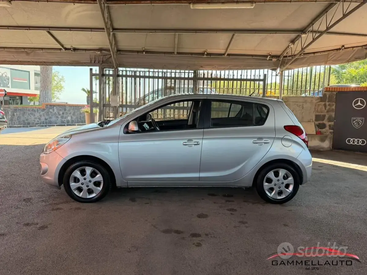 Usata Hyundai i20 Edition 75 CV (55 kW) 2011 Grigio Utilitaria