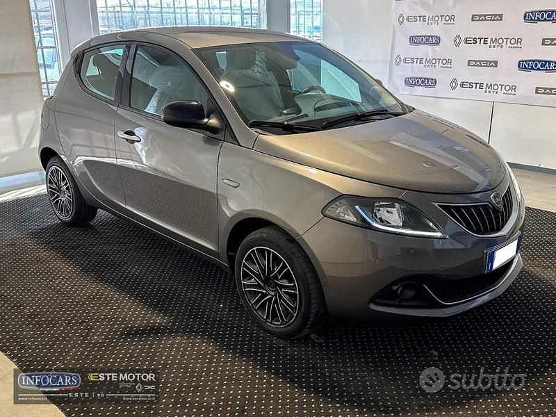 Usata Lancia Ypsilon Gold 70 CV (51 kW) 2023 Grigio metallizzato Utilitaria
