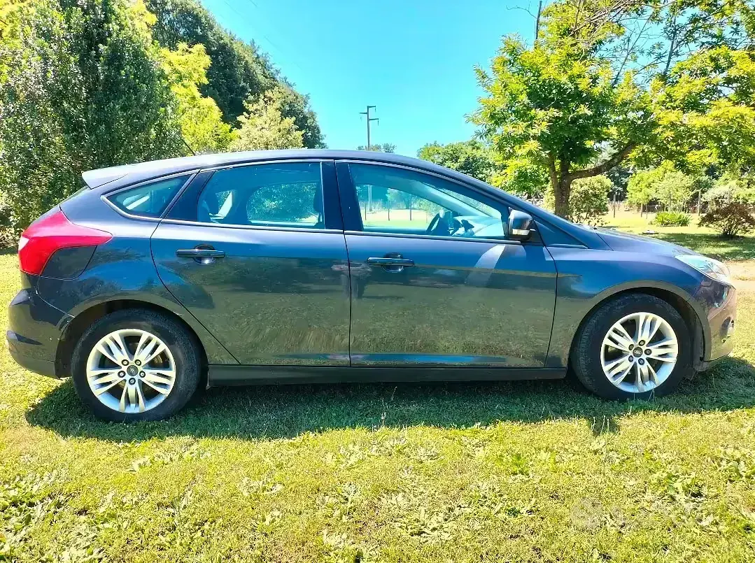 Usata Ford Focus Individual 116 CV (85 kW) 2014 Blu Berlina