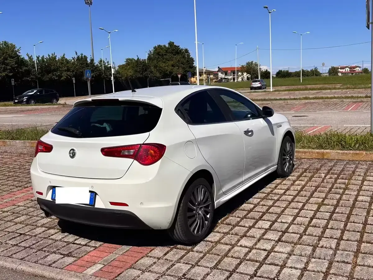 Usata Alfa Romeo Giulietta 105 CV (77 kW) 2011 Bianco Utilitaria