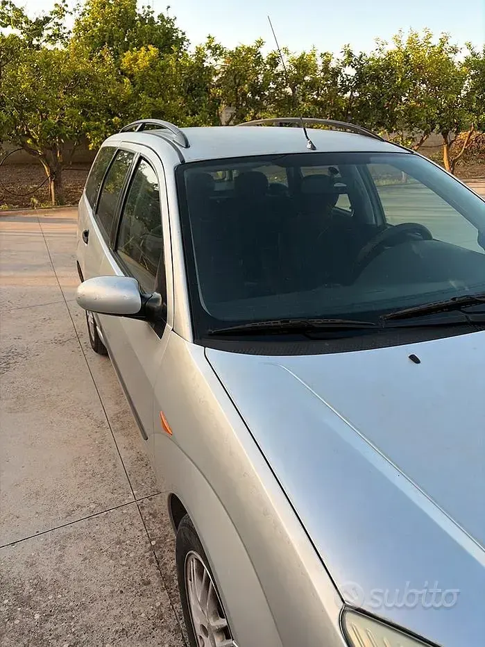 Usata Ford Focus 115 CV (84 kW) 2001 Grigio Station wagon