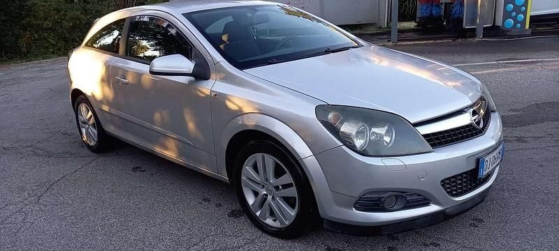 Argento Usata 2007 Opel Astra GTC Enjoy Coupé | 1400 € (Ottimo prezzo) - Immagine 1/4