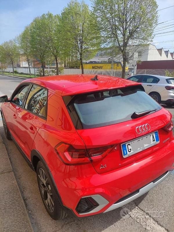 Käytetty Audi A1 95 HP (69 kW) 2023 Punainen Katumaasturi