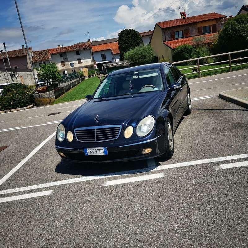 Blu/azzurro Usata 2002 Mercedes E270 Avantgarde | 2100 € (Buon prezzo) - Immagine 1/4