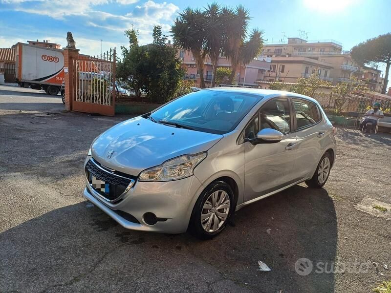 Grigio Usata 2012 Peugeot 208 Due volumi | 4999 € (Buon prezzo) - Immagine 1/4