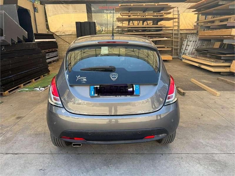 Usata Lancia Ypsilon 69 CV (50 kW) 2015 Argento Utilitaria