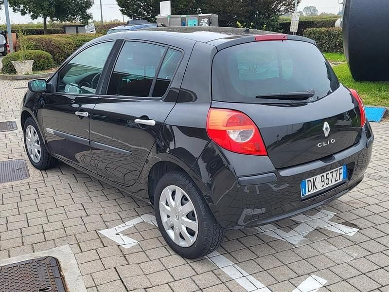 Usata Renault Clio II Dynamique 74 CV (54 kW) 2007 Nero Berlina