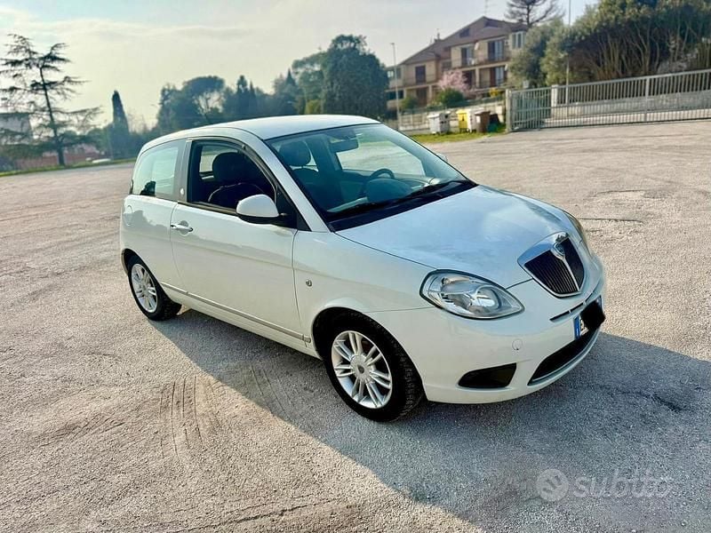 Usata Lancia Ypsilon 78 CV (57 kW) 2011 Bianco Utilitaria