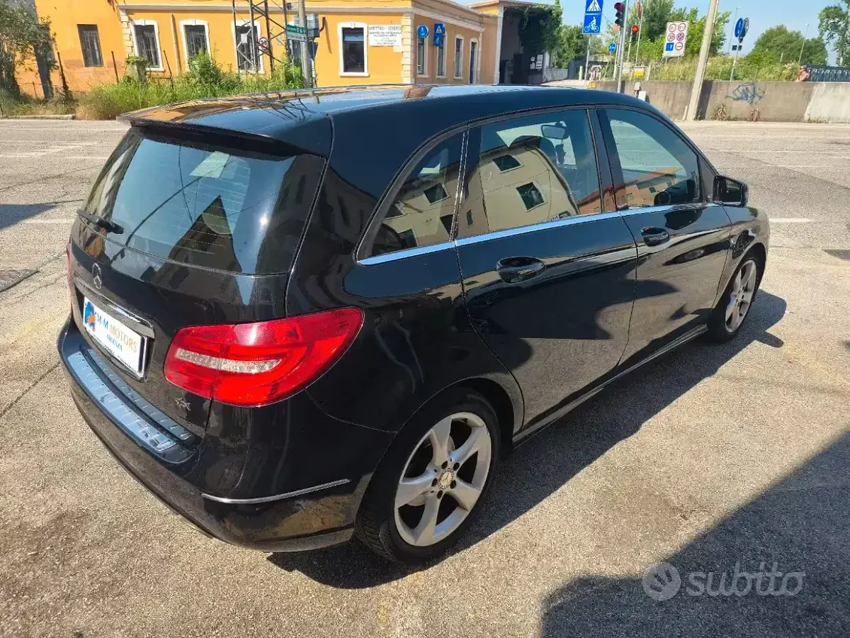 Usata Mercedes B180 Premium 122 CV (89 kW) 2014 Nero Utilitaria