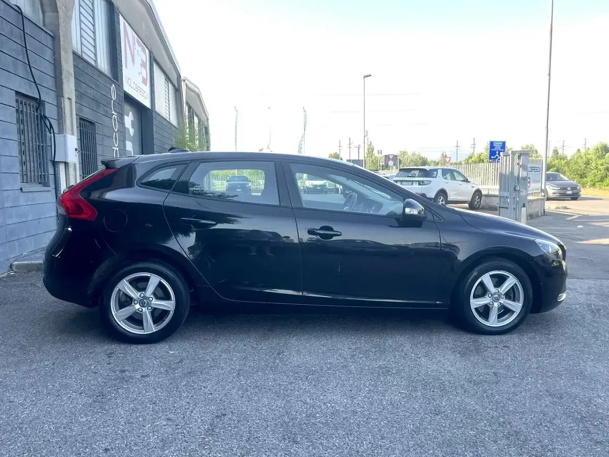 Usata Volvo V40 Kinetic 120 CV (88 kW) 2016 Nero Berlina