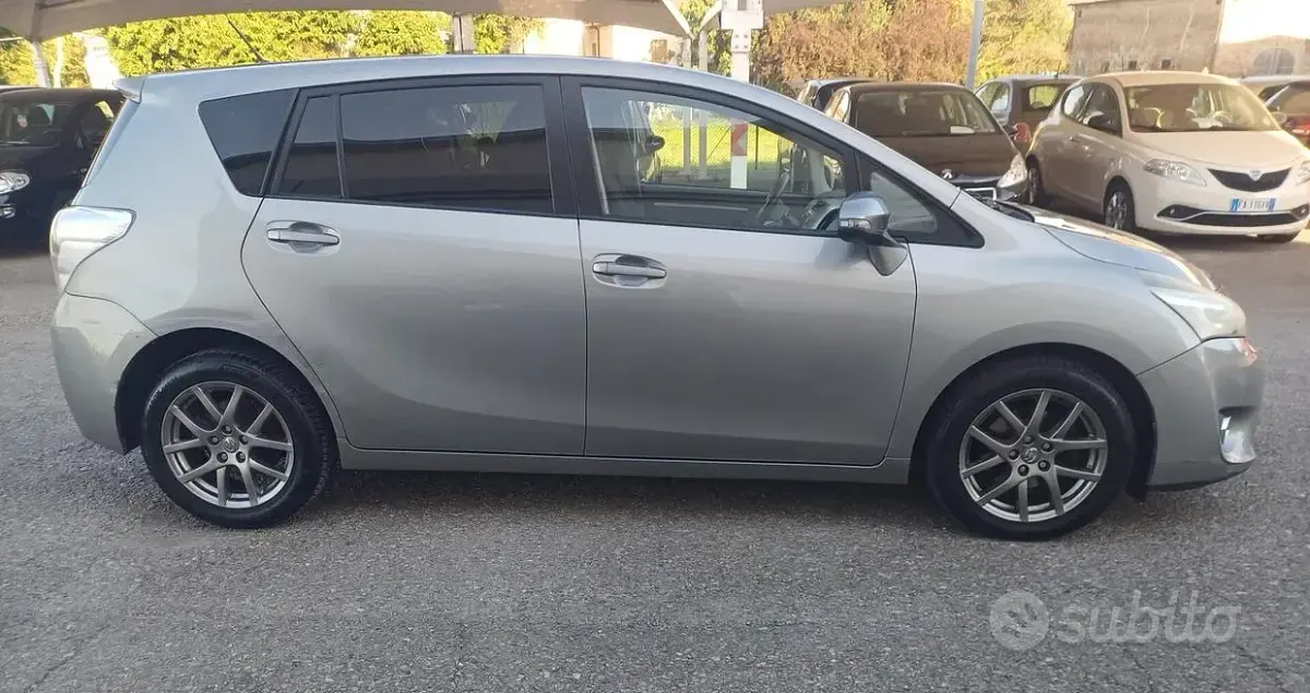 Usata Toyota Verso Active 124 CV (91 kW) 2013 Grigio Monovolume