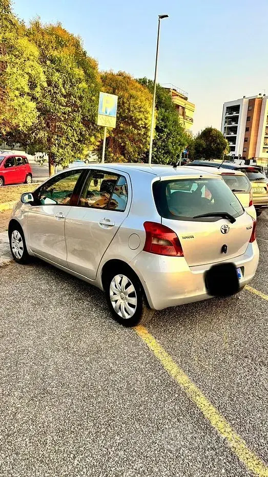 Usata Toyota Yaris 69 CV (50 kW) 2007 Grigio Utilitaria
